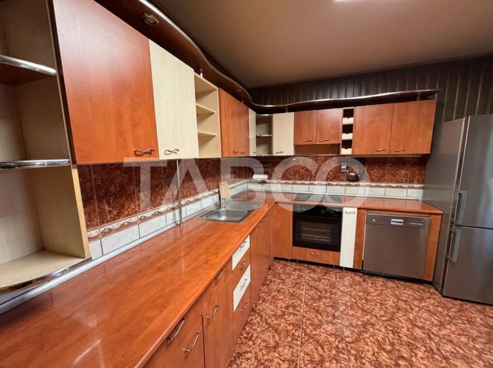 Casa individuala de vanzare cu 5 camere spatiu comercial 3 bai Sibiu – fotografia 5 din 23