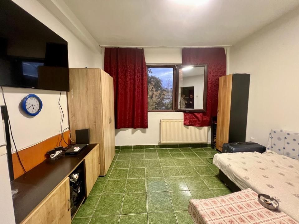 Garsoniera , 18 mp, etaj 1/4, baie proprie - Zona UMT – fotografia 1 din 6