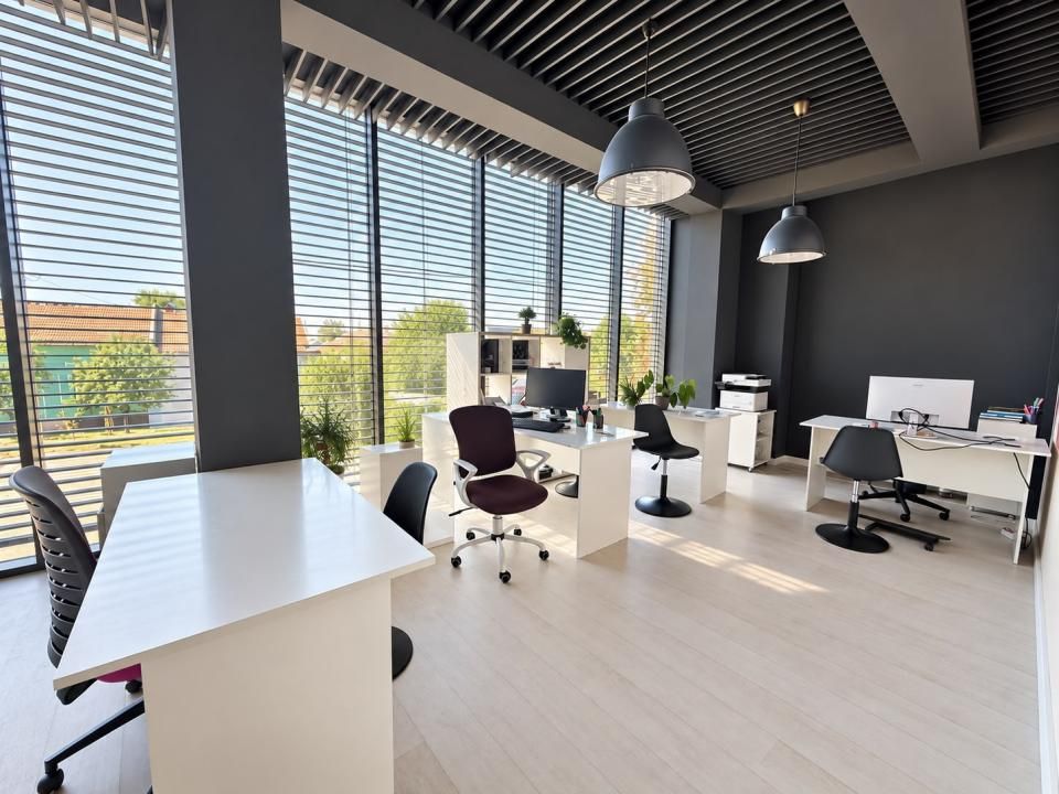 Spatiu comercial de inchiriat in Oradea, spatiu vitrat si locuri de parcare – fotografia 3 din 10