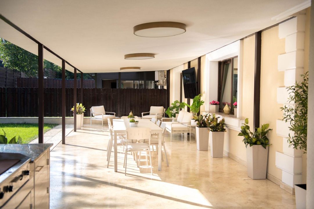 Casă superfinisată, complet mobilată, cu piscină încălzită – 5 camere, 5 băi – fotografia 17 din 20
