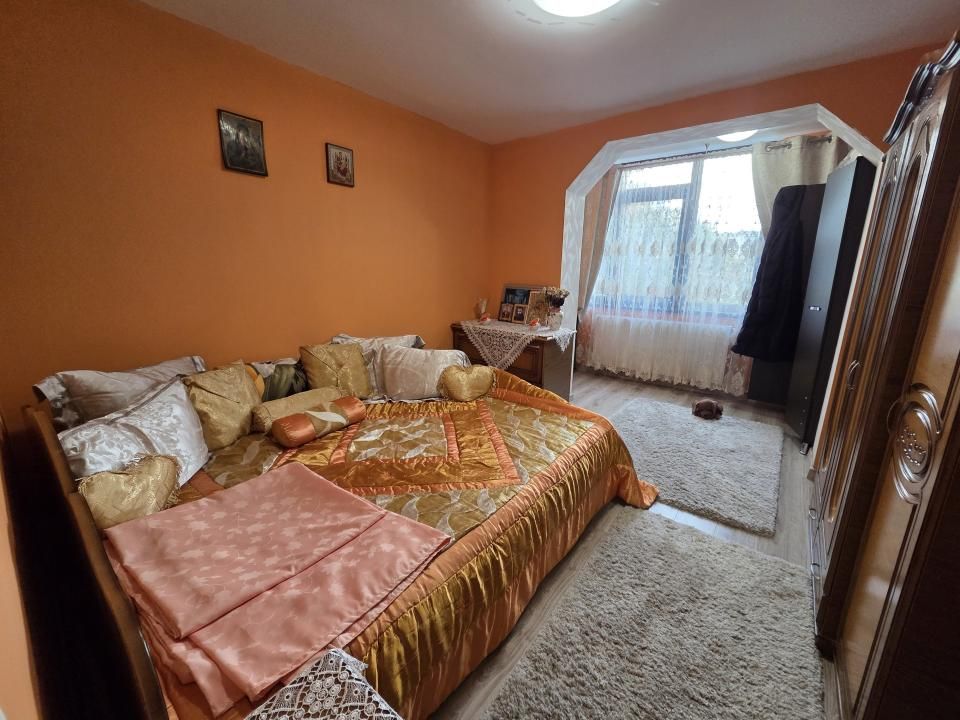 Apartament de 3 camere, decomandat, zona Alexandru cel Bun-Statia Familial – fotografia 1 din 8