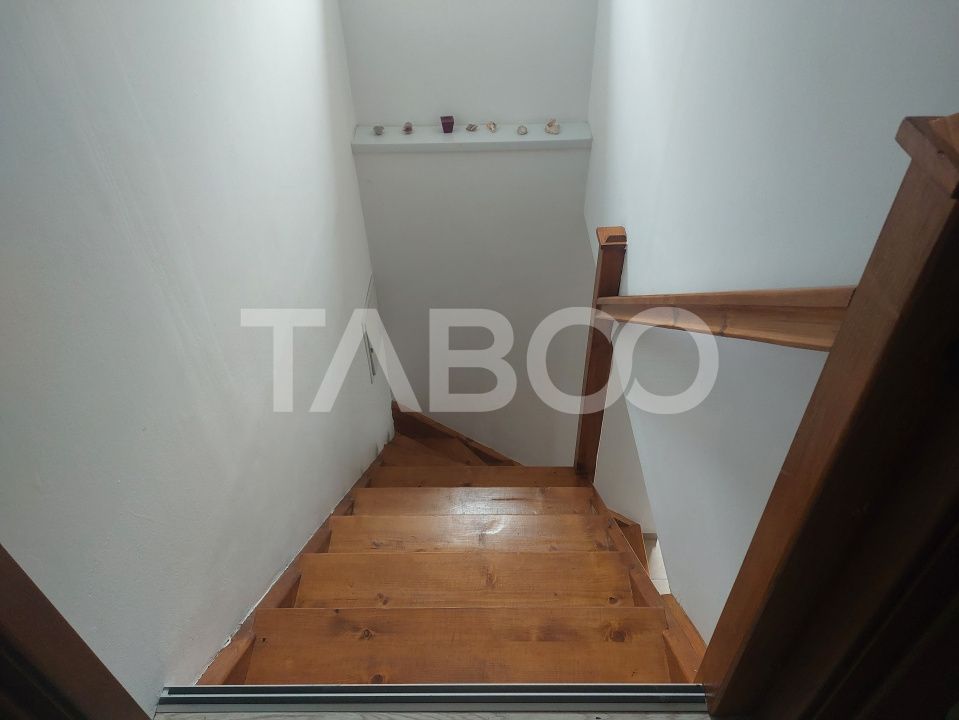 Casa in zona centrala 5 camere 2 bucatarii 3 bai curte comuna Cisnadie – fotografia 25 din 28