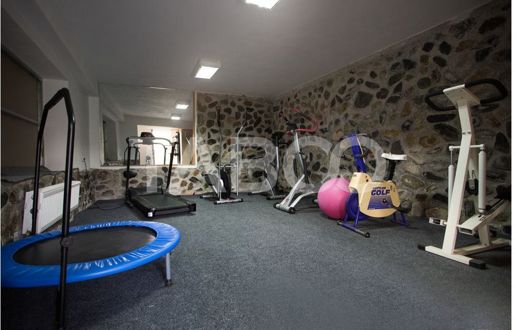 Pensiune 13 camere 16 bai sauna piscina si teren 1565 mp Cisnadioara – fotografia 5 din 42