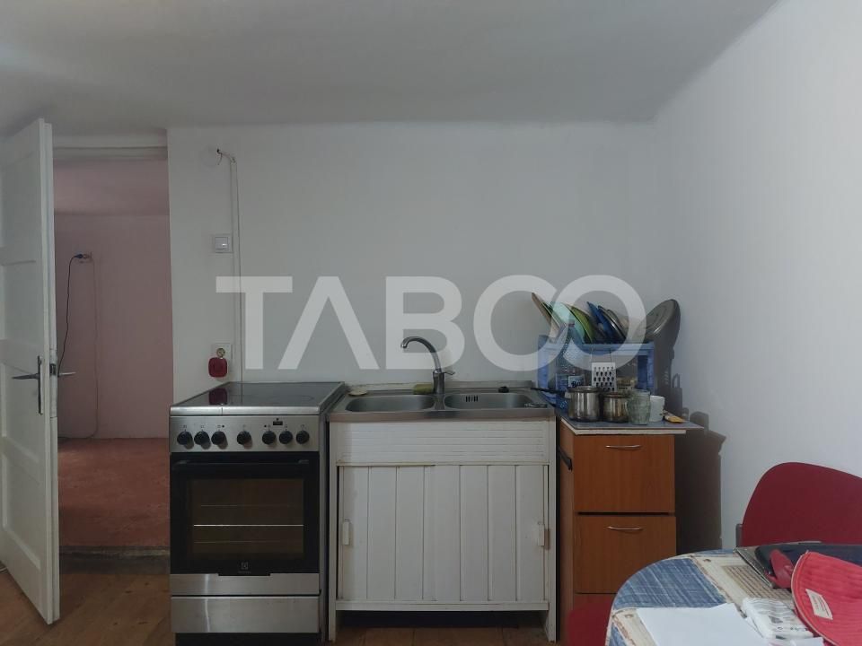 Casa mica 3 dormitoare curte mica 60 mp zona Lupeni Sibiu – fotografia 5 din 13