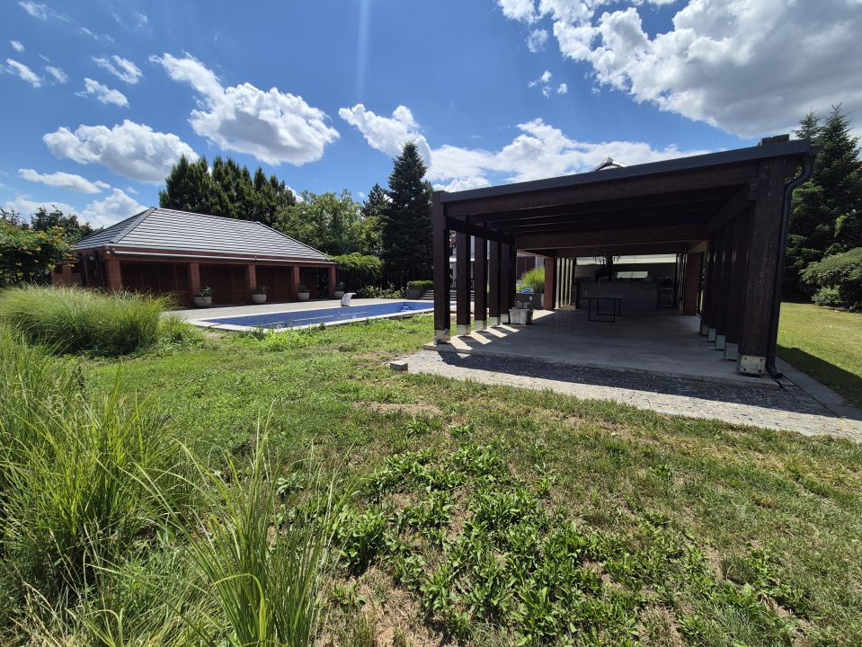 Proprietate exclusivistă cu 7.000 mp teren, piscină și multiple spații adiacente – fotografia 17 din 34