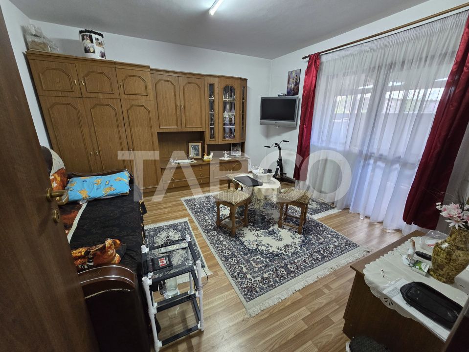 Casa de vanzare cu 6 camere 2 parcari curte libera 200 mp in Selimbar – fotografia 14 din 24