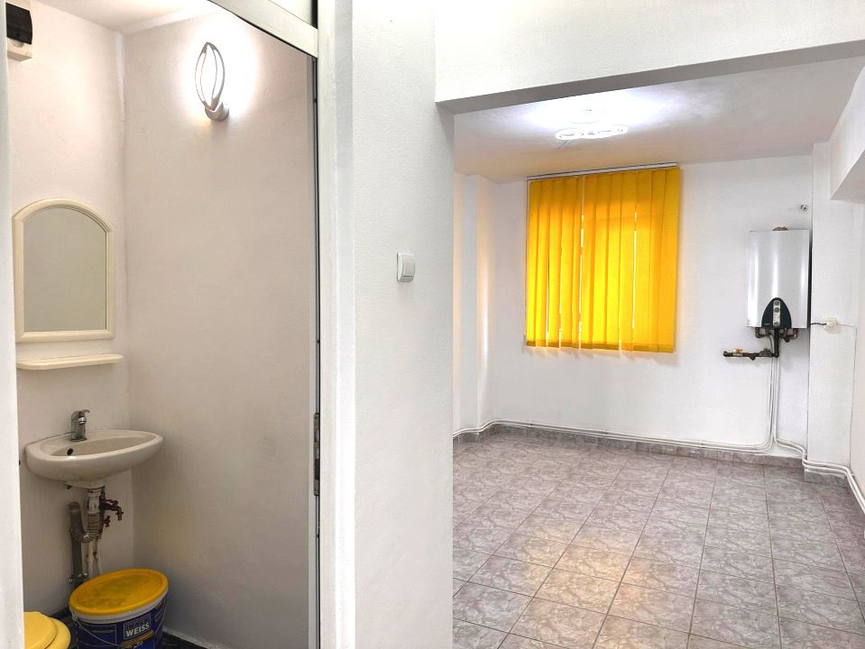 INCHIRIERE Spatiu Comercial CETATE Bulevard 34 mp. Centrala Termopane Contoare – fotografia 16 din 25