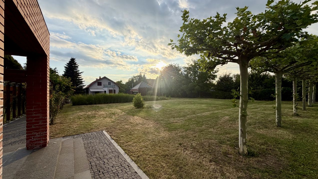 Proprietate exclusivistă cu 7.000 mp teren, piscină și multiple spații adiacente – fotografia 32 din 34
