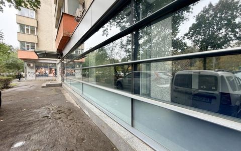 Spatiu comercial In Stefan cel Mare, Stradal, Vitrina 26 ml - Centrala Proprie