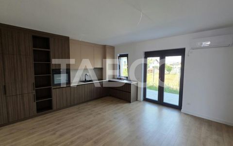 Apartament de vanzare nou nelocuit cu curte proprie si parcare