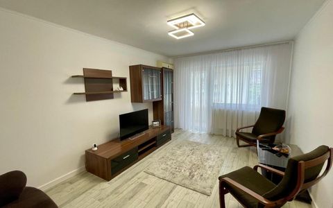 Apartament 3 camere, decomandat, zonă ultracentrală, bloc Mobilux, etaj 1
