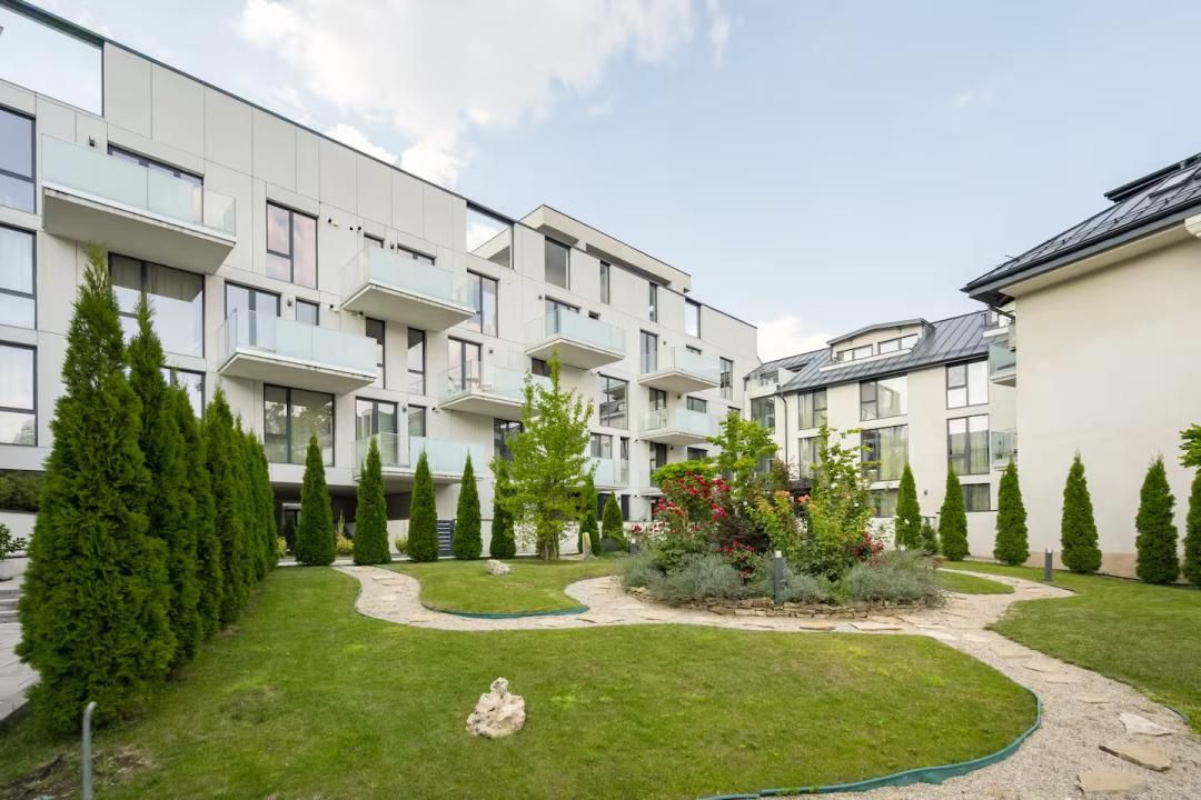 Carmen Sylva Royal Apartments | 2 camere | Gradina-Piscina-Parcare subterana – fotografia 3 din 19