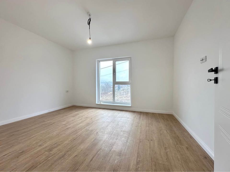 CASA INDIVIDUALA - 3 CAMERE - 2 BAI - 350 MP TEREN - langa Scoala Vorovesti – fotografia 1 din 6