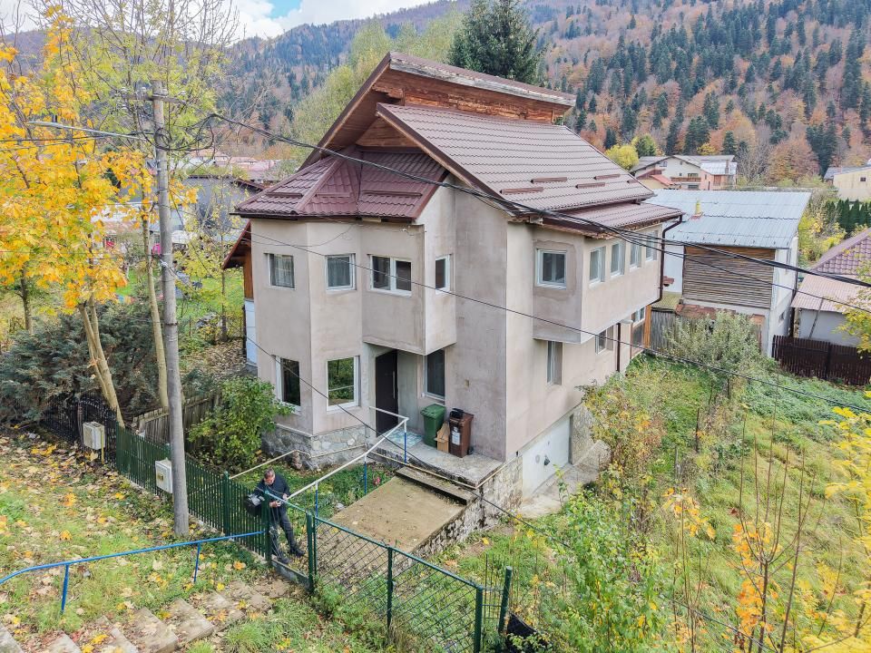 Vilă D+P+1+Pod în Azuga – Vedere Spectaculoasă spre Varful Cazacu – fotografia 29 din 61