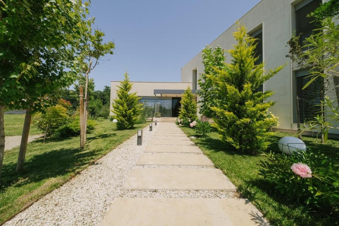 Comunitate exclusivistă - vilă modernă în mijlocul naturii – fotografia 3 din 16