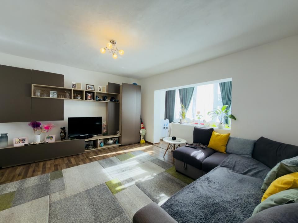 Apartament 3 camere, decomandat, etaj 1, zona Aradului – fotografia 1 din 16