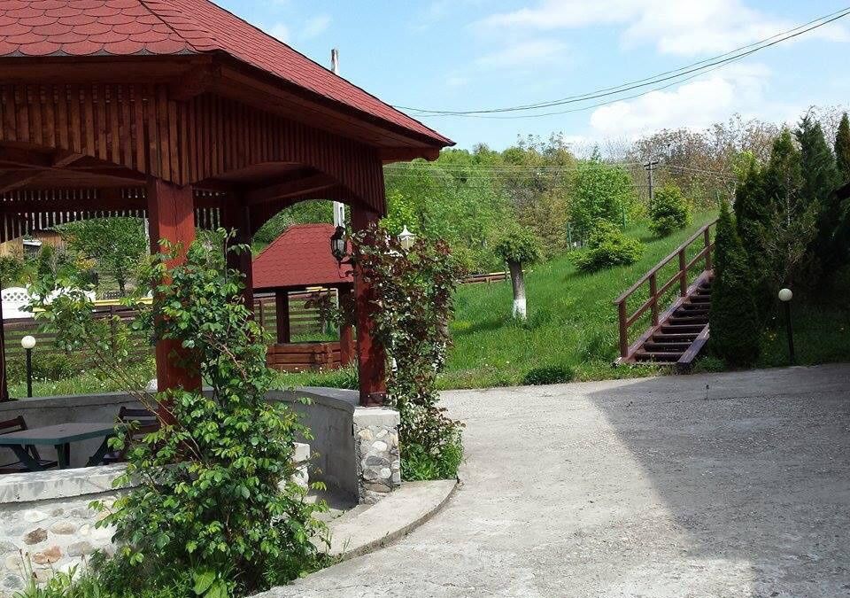 Pensiune 9 camere în Valea Mare Bratia, com. Balilești, jud. Argeș – fotografia 1 din 9