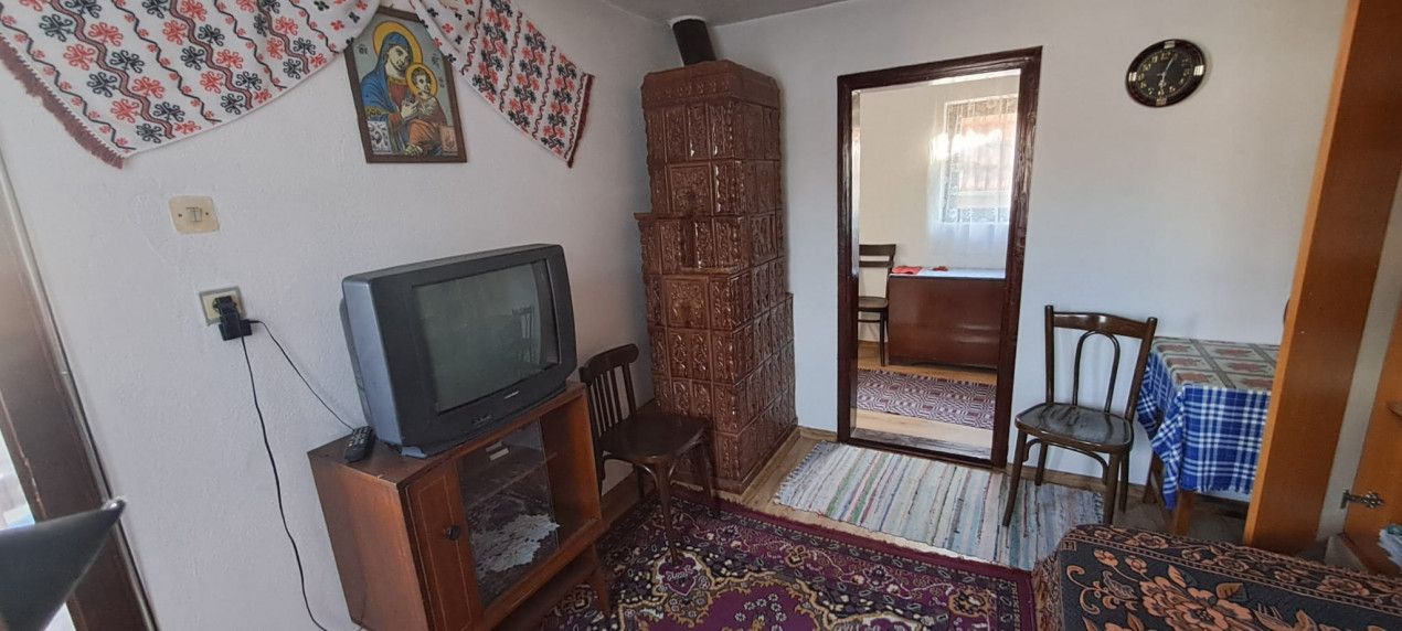 Casă de vânzare – 3 camere – Comuna Mihăești, sat Văcărea – fotografia 3 din 8