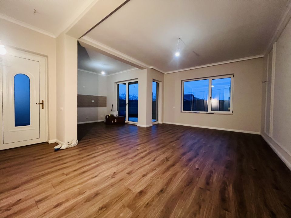 Duplex 3 camere, parter, 85 mp utili, 340 mp teren - Mosnita Noua – fotografia 2 din 10