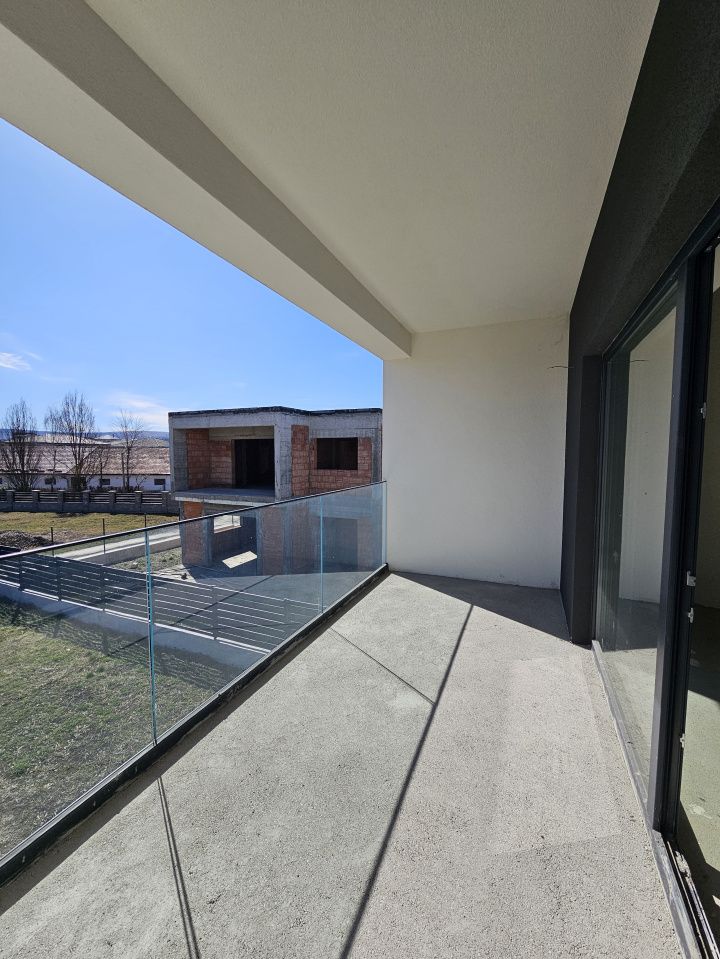 Locuinta moderna cu design cubic si curte plana in Dezmir – fotografia 8 din 16
