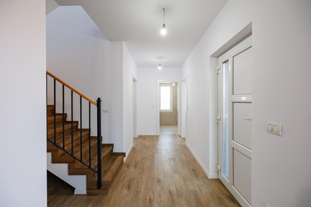 Duplex P+E în Moșnița Nouă, 3 dormitoare, 3 bai, teren 403 mp. Comision 0% – fotografia 7 din 56