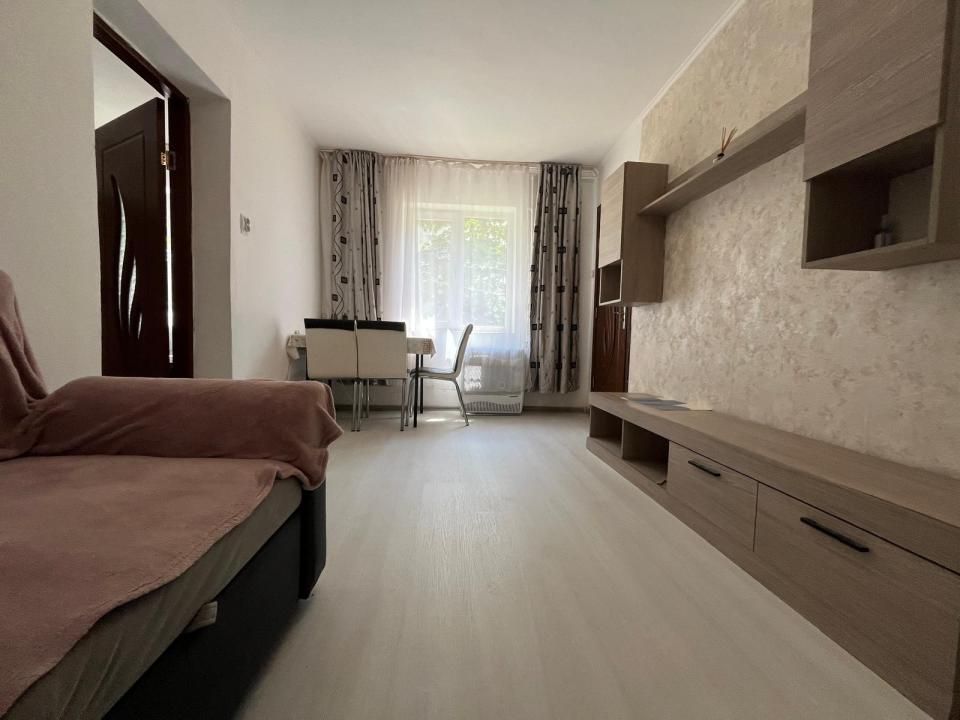 Vanzare 2 camere mobilat si utilat modern parter central Gaesti – fotografia 1 din 10