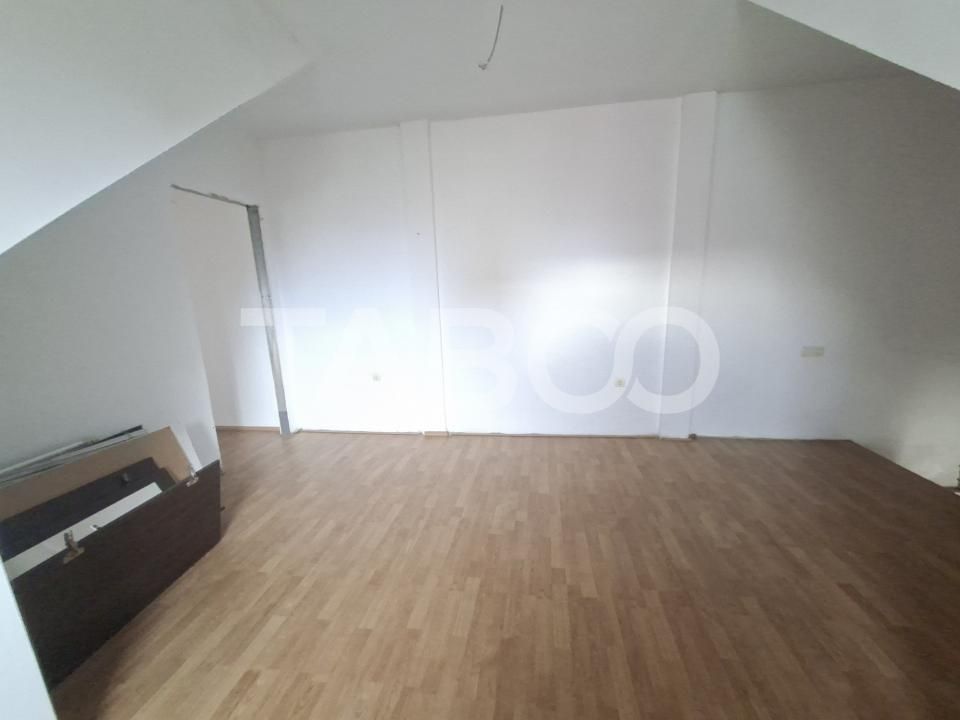 Apartament la mansarda de vanzare 3 camere Vasile Aaron – fotografia 8 din 11