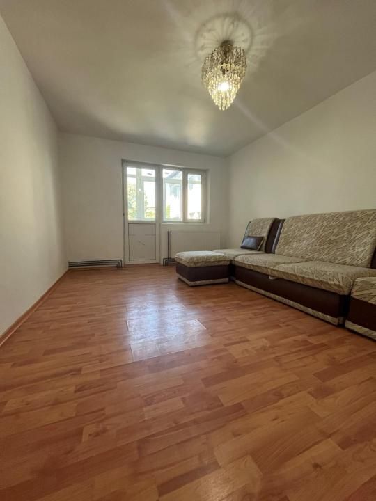 Vanzare 2 camere curat liber decomandat et 3 central Gaesti – fotografia 1 din 16