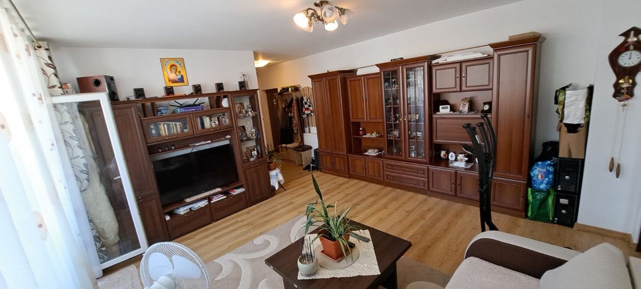 Apartament de vanzare, 55mp, terasa de 8mp, parcare, zona Regal – fotografia 1 din 11