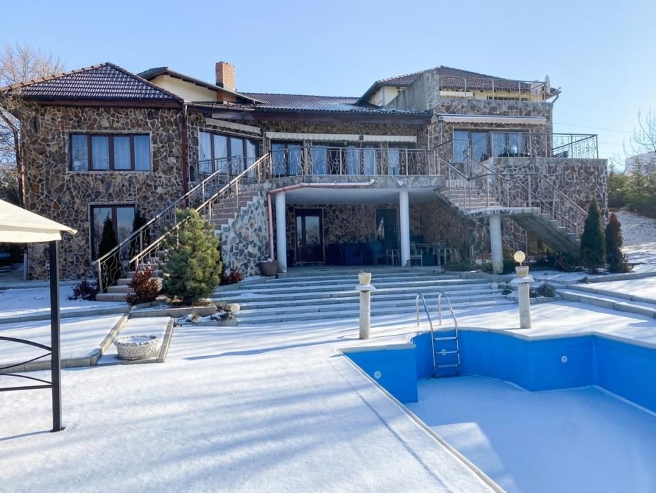 Conac exclusivist în Făget, 1.000 mp utili, teren 2.000 mp și piscină – fotografia 1 din 12