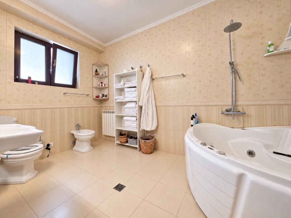 Proprietate exclusivistă cu piscină, garaj și teren de 900 mp – fotografia 18 din 24