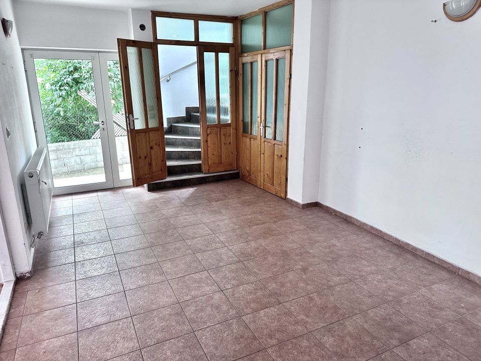 CASA DE INCHIRIAT I 4 CAMERE I 2 BAI I BUCATARIE I CETATE I NEMOBILATA – fotografia 11 din 18