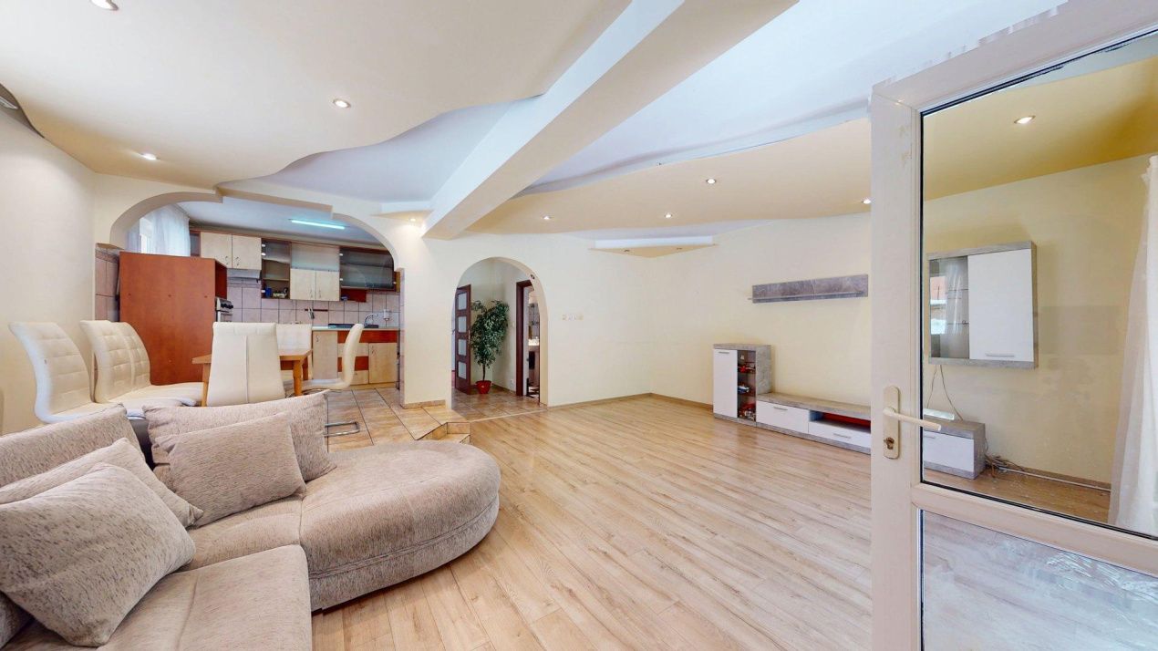 Vila cu 7 camere de inchiriat+ gradina + piscina  Prelungirea  Ghencea – fotografia 2 din 33