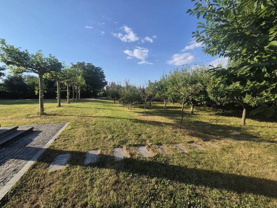 Proprietate exclusivistă cu 7.000 mp teren, piscină și multiple spații adiacente – fotografia 13 din 34