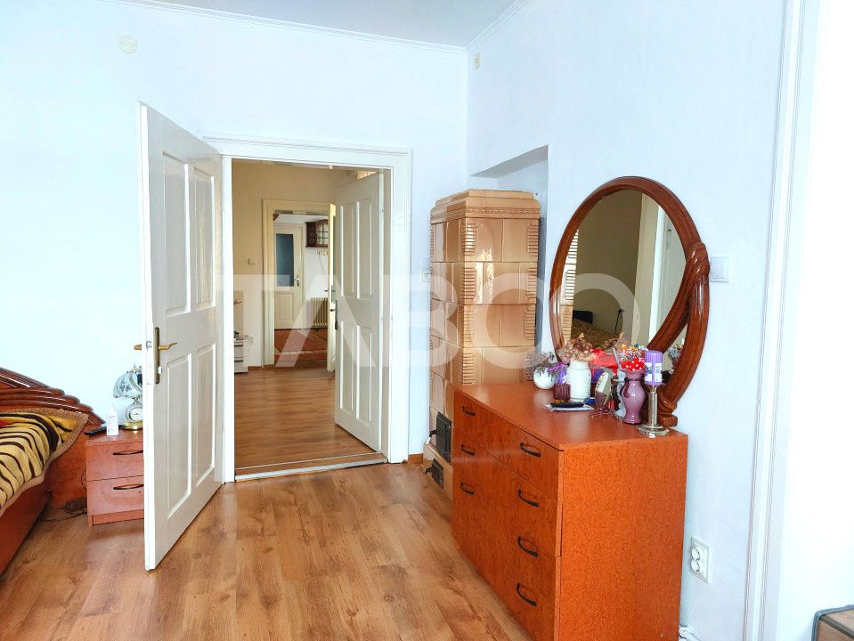 Casa si curte pretabila pentru 2 familii 980 mp teren liber Cisnadie – fotografia 16 din 32