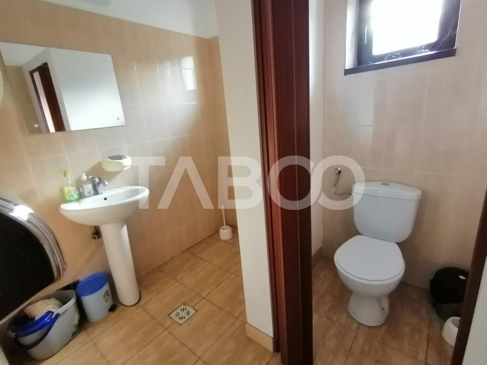 Pensiune 13 camere 16 bai sauna piscina si teren 1565 mp Cisnadioara – fotografia 40 din 42