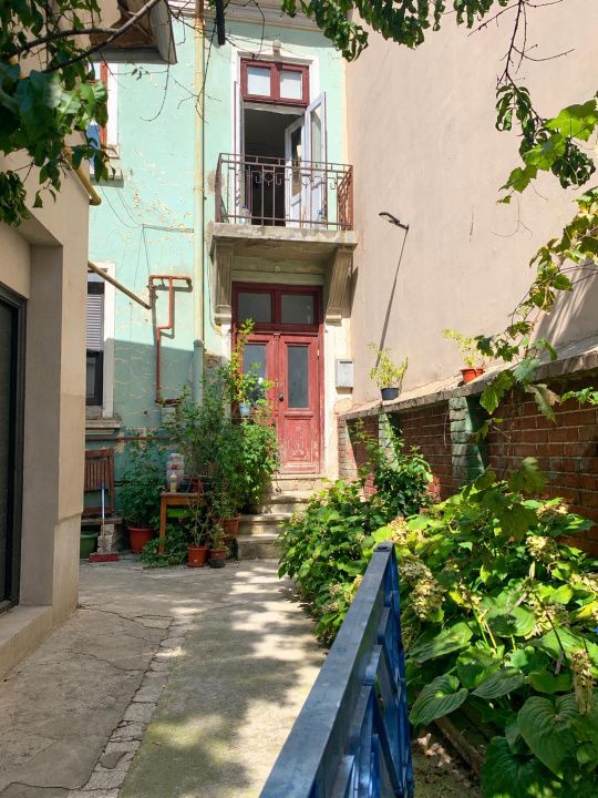 De vanzare 2 camere in vila interbelica, curte comuna zona Armeneasca – fotografia 2 din 16
