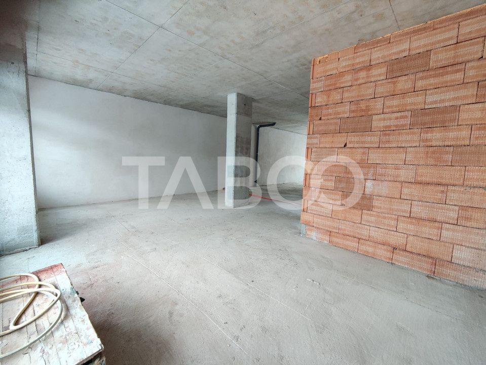Spatiu comercial open space generos stradal cu vitrine Turnisor Sibiu – fotografia 6 din 8