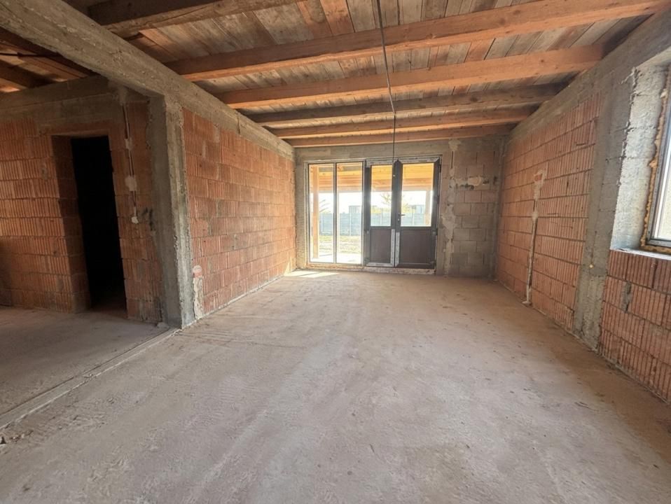Casa individuala pe parter, 4 camere, 2 bai la gri/rosu - Giarmata Vii – fotografia 3 din 12