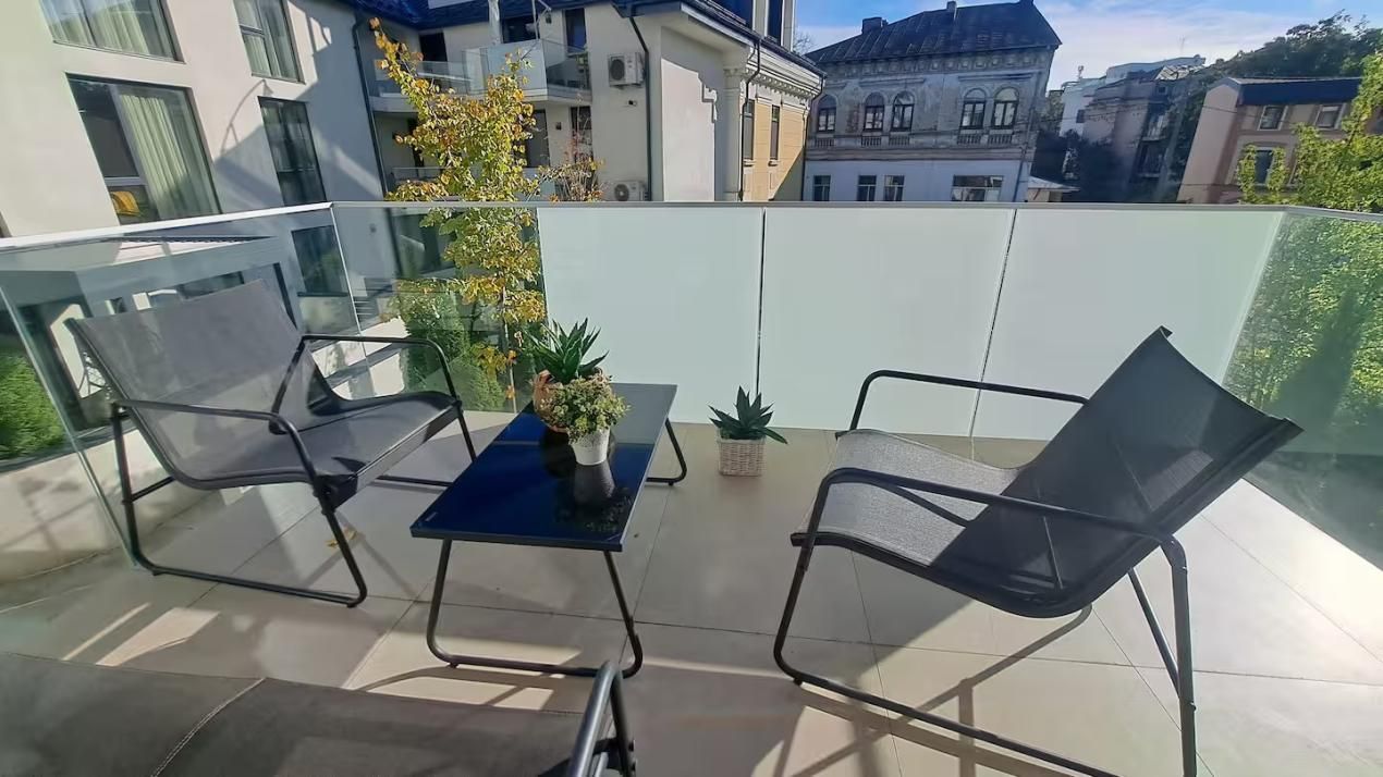 Carmen Sylva Royal Apartments | 2 camere | Gradina-Piscina-Parcare subterana – fotografia 11 din 19