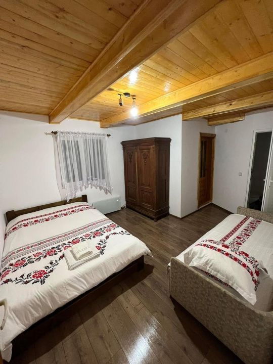 Cabana cu vedere la lac, 8 camere, 200 mp, 1800 mp teren, zona Colibita – fotografia 11 din 34