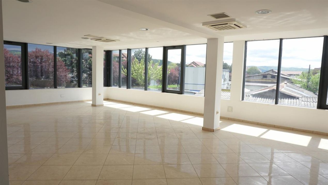 DE INCHIRIAT- SPATIU COMERCIAL 140 MP – fotografia 1 din 14