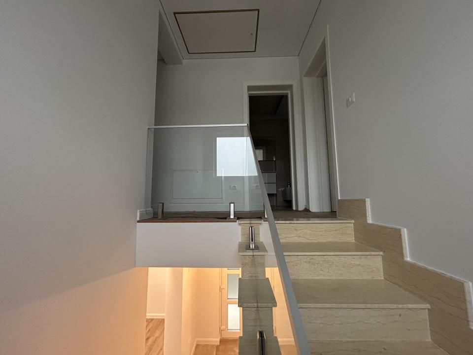 Casă individuală P+1E, 4 camere, 3 băi, dormitor matrimonial cu baie proprie – fotografia 12 din 15