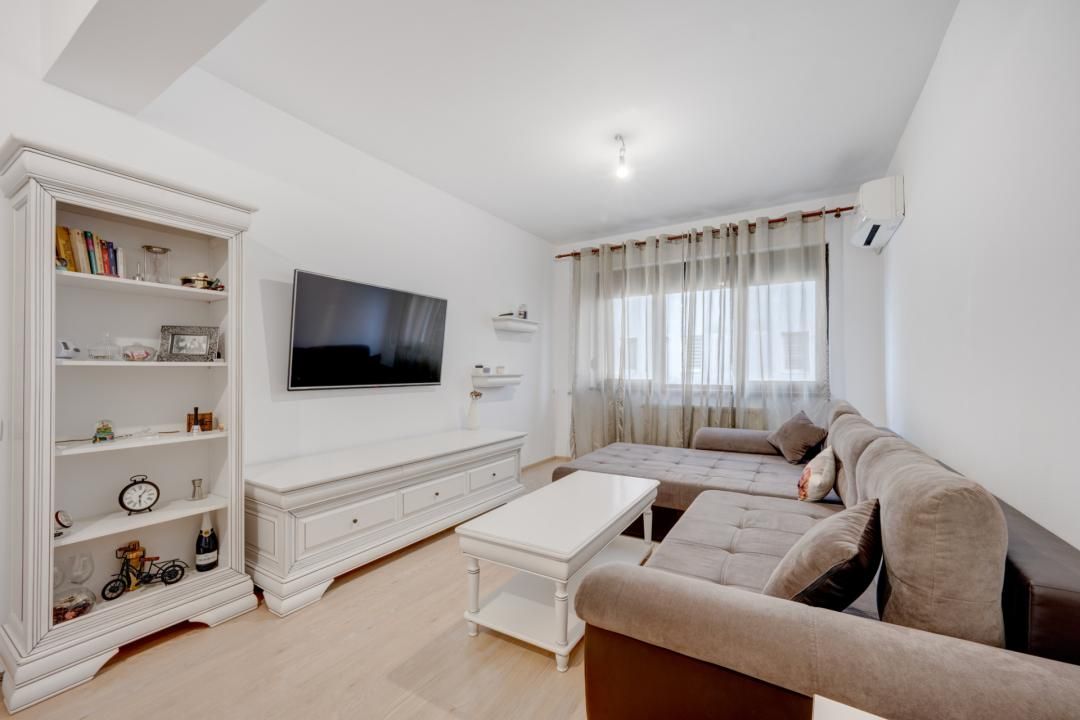 Apartament 2 camere Titan, 1 Decembrie, decomandat, bloc cu lift si pod – fotografia 2 din 14