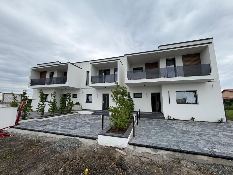 Triplex in Sacalaz | Finisaje premium | 4 camere | Asfalt | 2 balcoane – fotografia 2 din 15