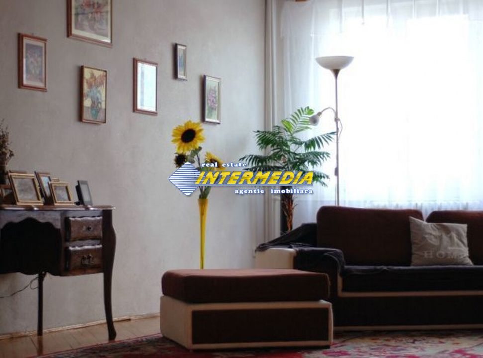 Casa superba de vanzare cu 8 camere in Alba Iulia zona Centrala – fotografia 1 din 13