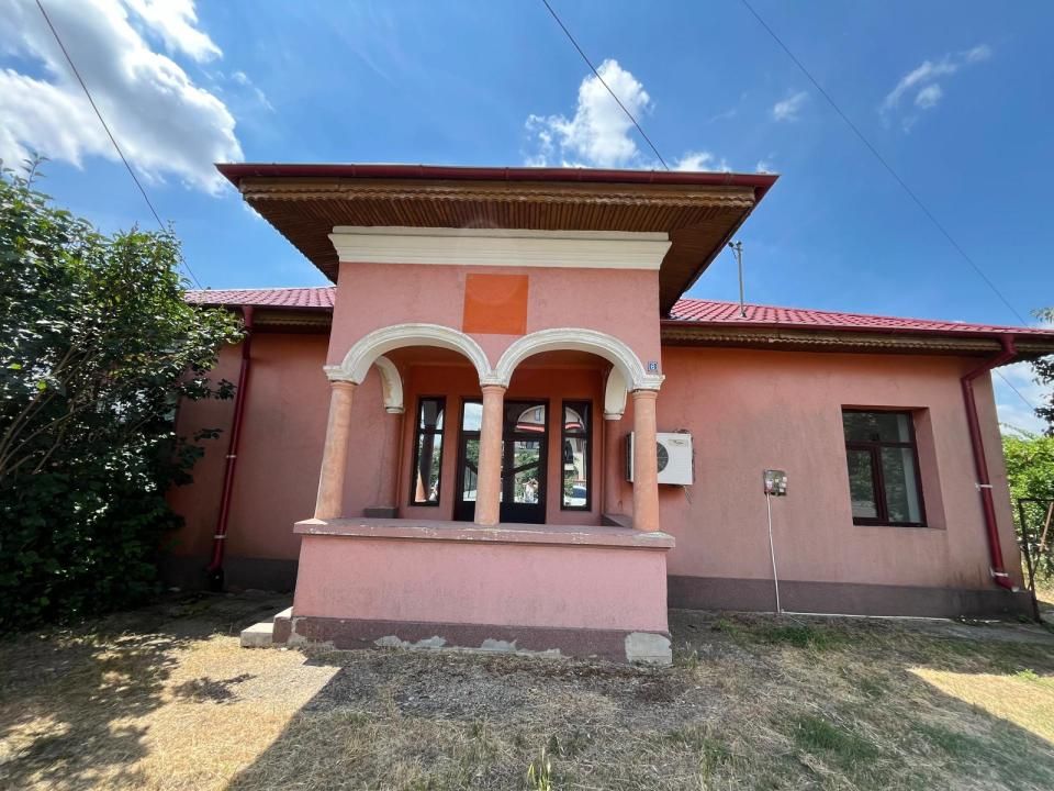 Casă în centrul comunei Corbii Mari, ideală pentru birouri, cabinet sau locuit – fotografia 1 din 14