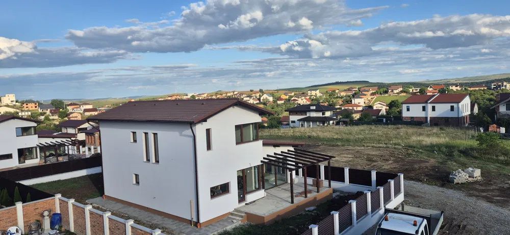 Casă modernă în cartier nou, 130mp utili, teren 610 mp | Dezmir – fotografia 2 din 11