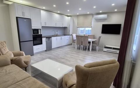 Ap de inchiriat 4 camere, 86 mp, terasa 82 mp, garaj, lift, MODERN, zona VIVO!