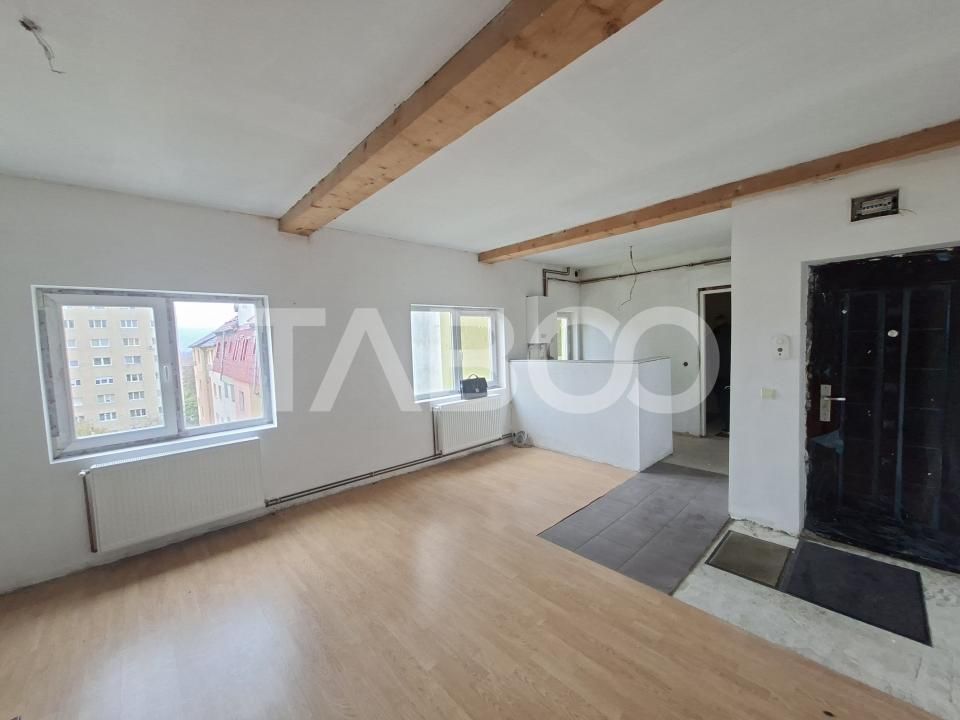 Apartament la mansarda de vanzare 3 camere Vasile Aaron – fotografia 1 din 11